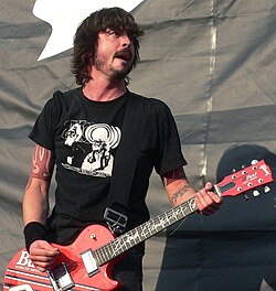 Foo Fightersin keulakuva Dave Grohl konsertissa vuonna 2005.