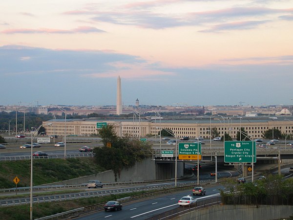 Looking north on I-395 toward the Pentagon Dc skyline pentagon.jpg