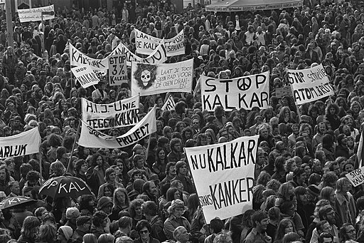 Demonstratie in Kalkar tegen bouw snelle kweekreactor de demonstranten op het R, Bestanddeelnr 927-4806