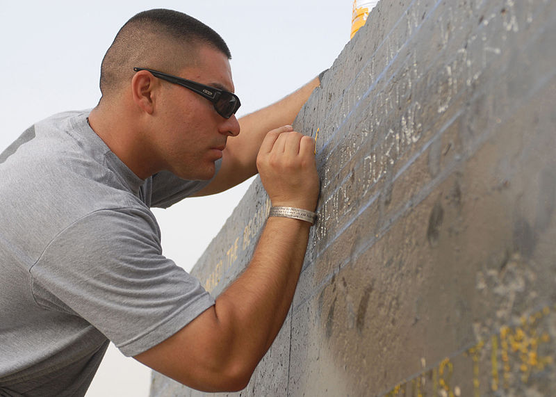 File:Deployed soldier remembers comrade by honoring fallen heroes, giving back to local community DVIDS448132.jpg