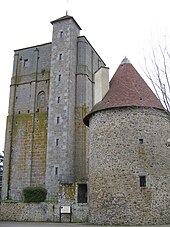 Le donjon de la Toque à Huriel, en 2008.