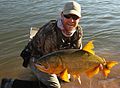 Pêche d'un dorado dans le lac El Tunal.