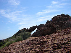 Une arche naturelle sur le flanc est du Dramont