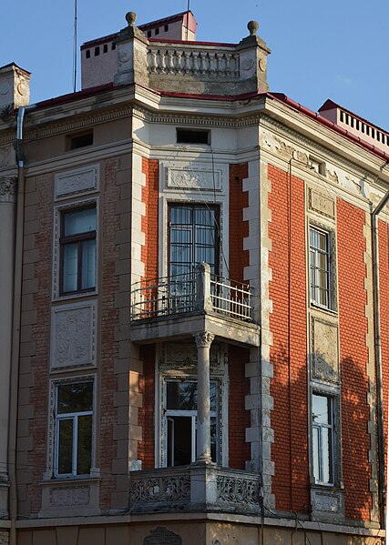 File:Drohobych Striyska Str. 22 Administrative Building 02 Details (YDS 9620).jpg