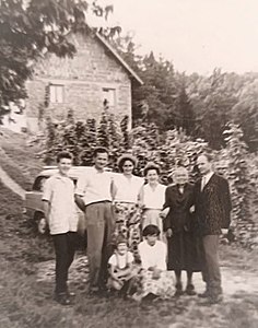 Z desne : Janez G. z mamo Elizabeto, sestrična Hilda, njegov brat z ženo Slavico ter otroci: Peter Paleček  s sestro Renato in Pužo /Stanko .Foto 1960, na Stanovskem