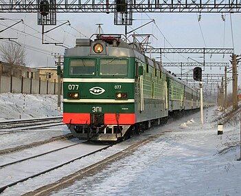 ЭП1-077 в зелёной окраске фирменного поезда