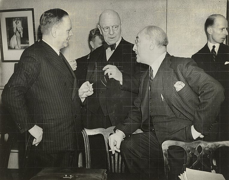 File:Een groep ministers in discussie in Stratton House in Londen, NG-1992-3-3-29.jpg