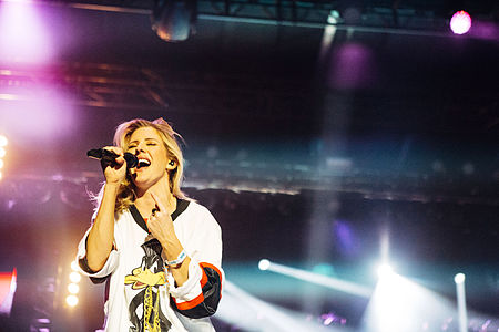 Tập tin:Ellie Goulding at Bumbershoot 2015 (21563783141).jpg