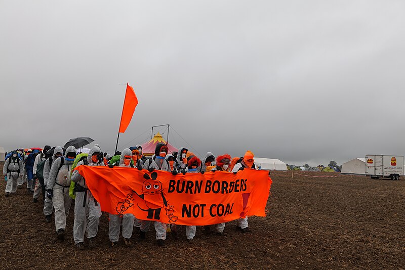 File:Ende Gelände Orange finger 2020-09-26 18.jpg