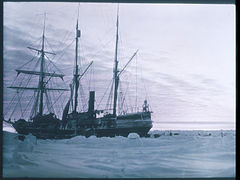 Photos of Shackleton's expedition to Antarctica by Frank Hurley(1915)[63]