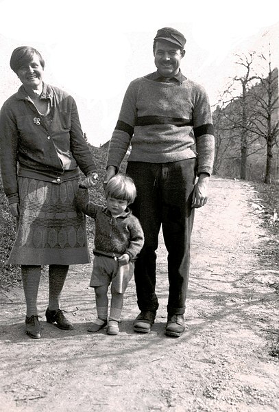 Hemingway with his parents in 1926