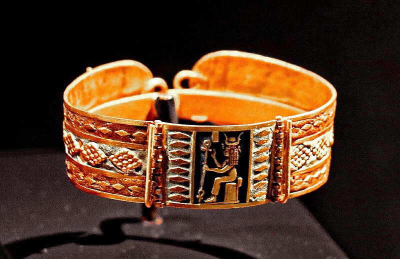 File:Exhibition Nubia, Land of the Black Pharaohs – Golden Bracelet found in the tomb of a member of the Royal Family in Gebel Barkal.jpg