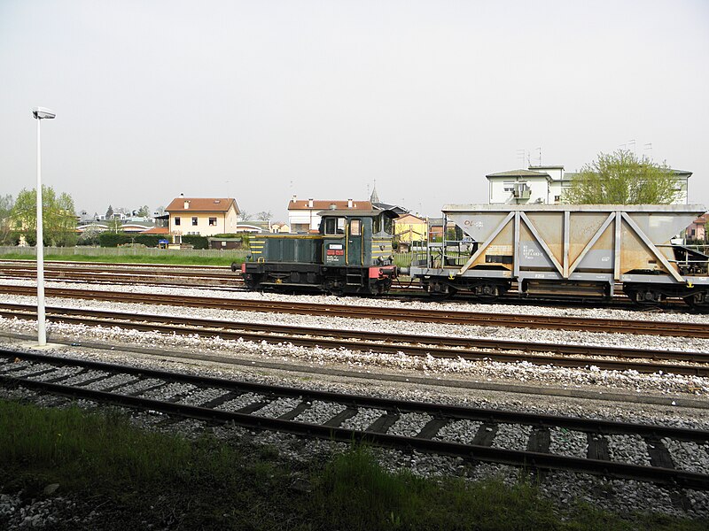 File:FS 214.1121 loco diesel in Adria train station.jpg