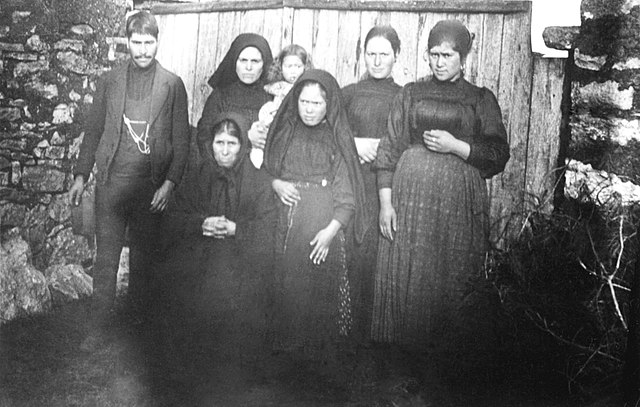 Photograph of Lúcia with her family in 1919. In the foreground: Lúcia with her mother Maria Rosa (1869–1942); in the background, Lúcia's siblings. Fro