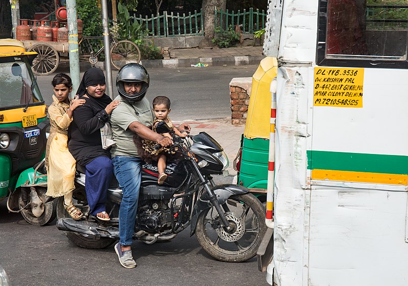 File:Family in the bike.jpg