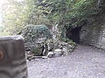 Ausgang der Parkhöhle mit Felsenquelle