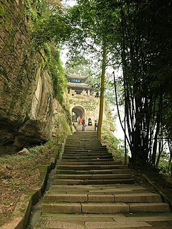 Diaoyu.  Escaliers en pierre à la porte.