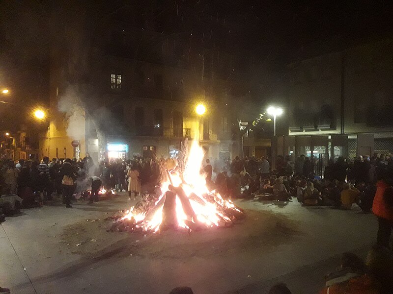 File:Foguerons de Sant Antoni de sa Pobla a Gràcia 2019 - 20190126 210317.jpg