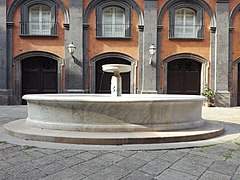 Cortile delle Carrozze (Palazzo Reale), fontana del Cortile delle Carrozze