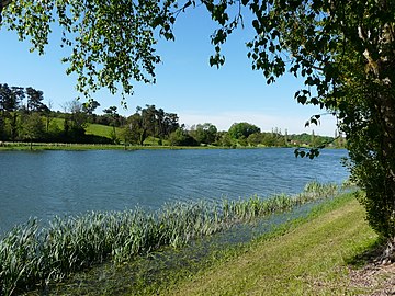 Le plan d'eau du camping du Manoire.