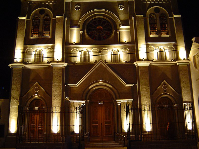 File:Frente iluminado de la Iglesia de San Alfonso en Salta norte de Argentina.JPG