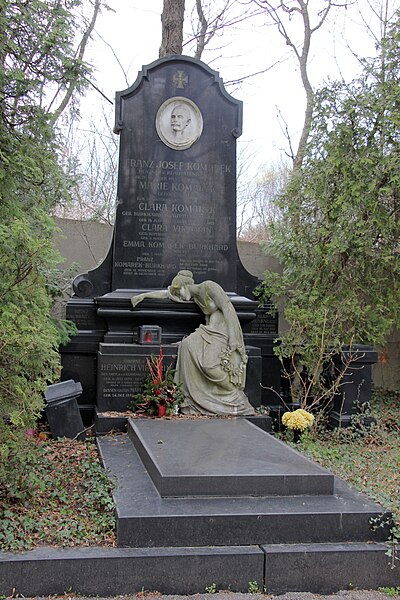 File:Friedhof Mödling Komarek-Viktorin 9890.JPG