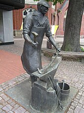 Statue eines Sensenschmiedes bei der Marienkirche