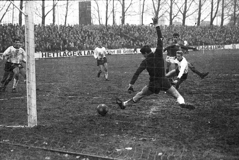 File:Fußballspiel Holstein Kiel gegen Itzehoer SV in der Regionalliga Nord, 4-2 (Kiel 79.294).jpg