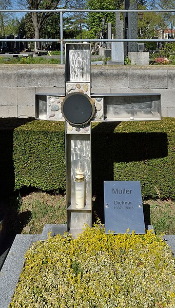 File:Grave Dietmar Müller, Hietzinger Friedhof.jpg