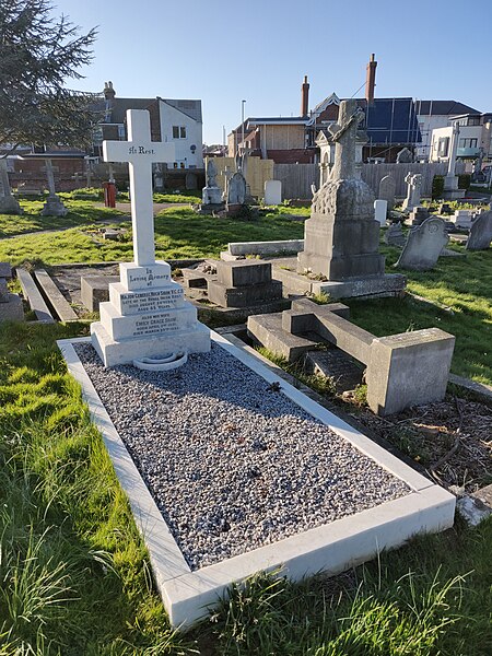 File:Grave of Hugh Shaw V.C.jpg