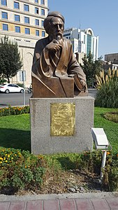 Hafez statute at Tehran's Hafez street.jpg