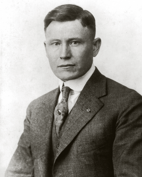 File:Harland Sanders (circa 1914).png