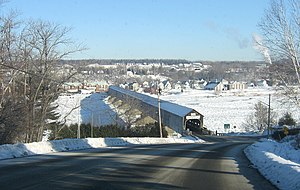 Hartland Bridge, w tle miasto Hartland