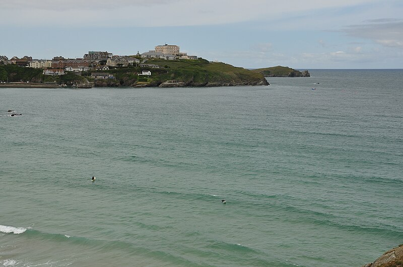 File:Headland at Newquay from above Grand Western Beach (5738).jpg