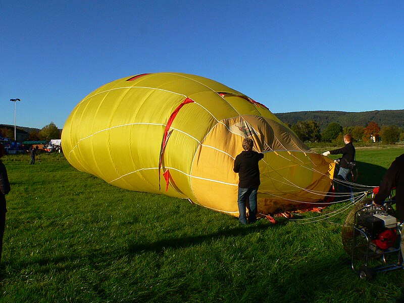 File:Heißluftballon Anblasen.JPG