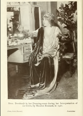 Sarah Bernhardt dans sa loge pour La Gloire d'Edmond Rostand, 1921, photographie d'Henri Manuel.