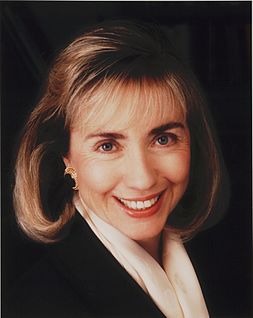 Формални црно-бели портрет Клинтонове, 1992. године