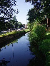 Hobson's Conduit as it runs alongside Cambridge University Botanic Garden on Trumpington Road. Hobson'sconduit1.JPG