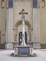 Čeština: Kříž před kostelem Božského Srdce Páně v Hodslavicích.