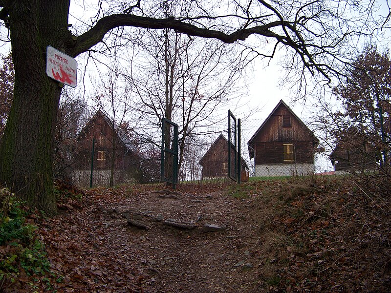 File:Hostivař, chatkový tábor nad přehradou.jpg