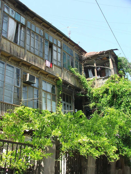 File:House in the old town of Tbilisi.jpg