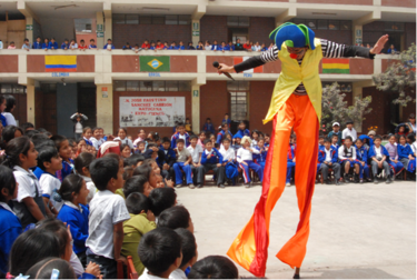 Theatric work at a school to explain to children the importance of being registered Huaycan sensibilizacion reducida.png