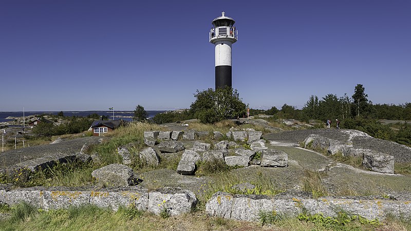 File:Huvudskär fyr August 2015 05.jpg