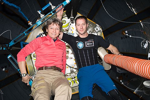 Peggy Whitson est ici avec son collègue Thomas Pesquet dans le module gonflable expérimental BEAM lors de sa troisième mission.