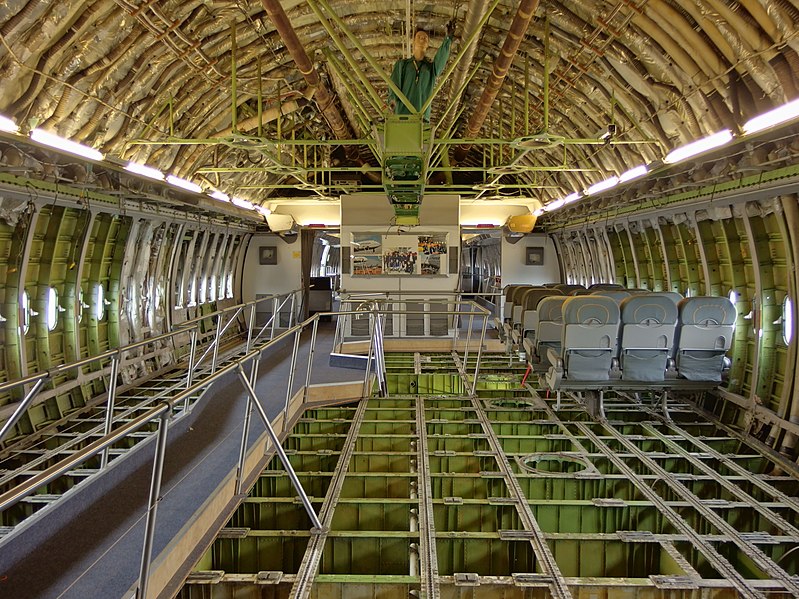 File:Inside the Boeing 747 (37049775314).jpg