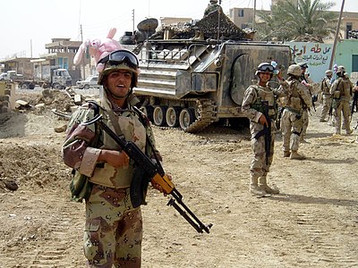 Iraški vojak z Al Quds puškomitraljezom, 2005
