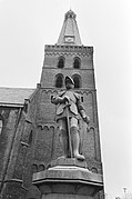 Jan van Schaffelaar voor de kerktoren waar hij vanaf sprong