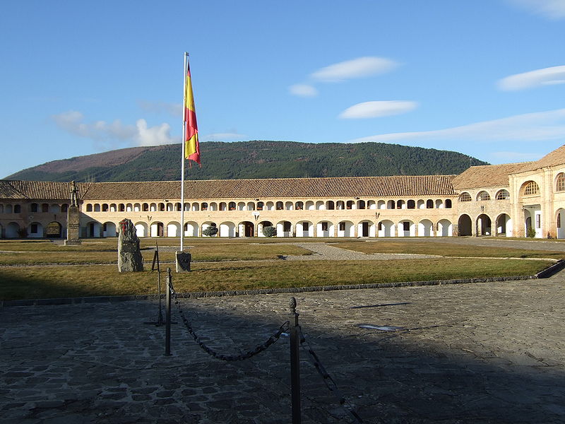 File:Jaca - Castillo de San Pedro - Patio de armas03.jpg