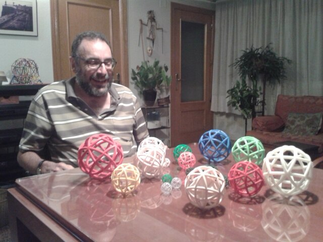 File:Javier Romañach con la primera serie de divertabahs impresos en impresora 3D.jpg