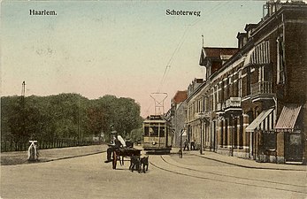 De Schoterweg ziende naar het noorden. Te zien is de elektrische tram die van het Soendaplein naar Den Hout reed tussen 1913 en 1917. Links het terrein van de Ripperda Kazerne, 1913 à 1917